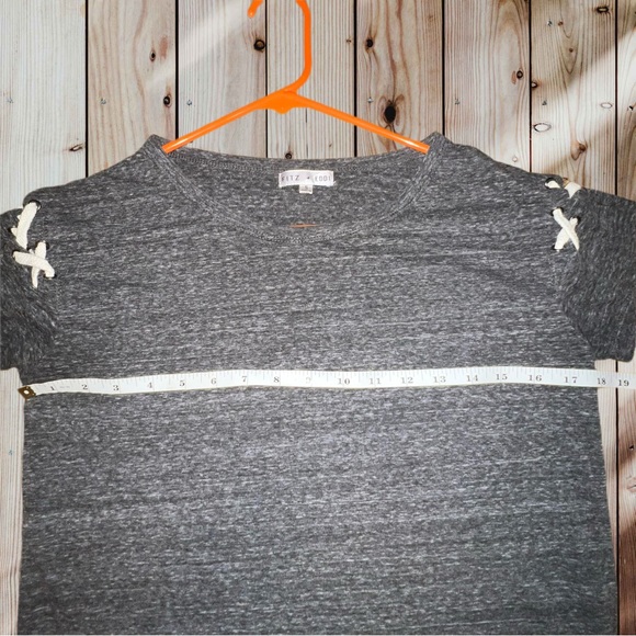 Fitz+ Eddi Gray T-shirt. Size S - Picture 5 of 6